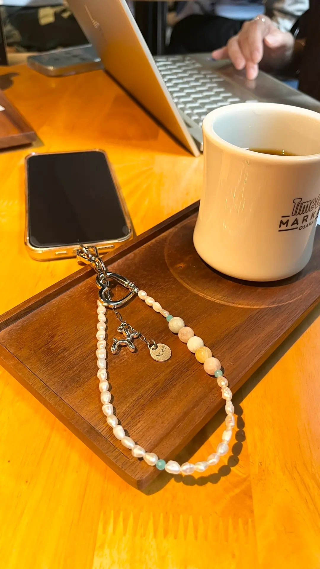 Area刻印チャーム付きショート２way　天然石×淡水パールストラップ(スマホ&バッグチャーム）